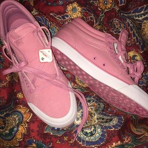New sz 9.5 Pink DC skate shoes